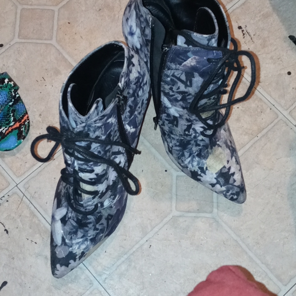 Qupid DK37 floral printed heels.